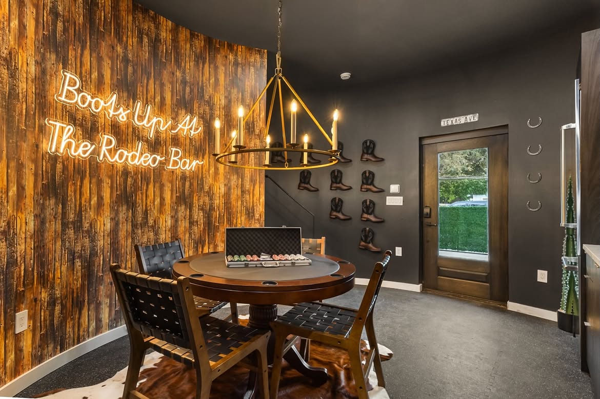 Interior con identidad visual fuerte