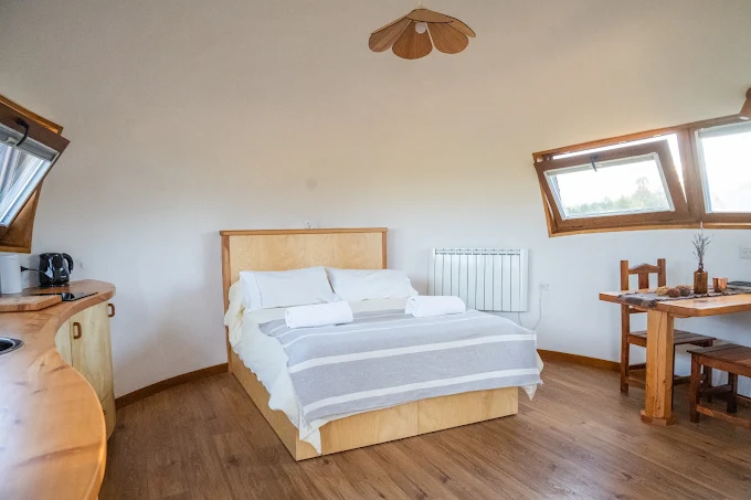 Interior del Huevo de dragón con cama y cocina